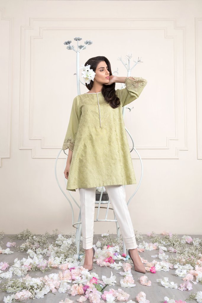 A elegant 2 piece unstitched embroidered lawn Pakistan pret dress available online by Sapphire spring lawn collection 2018